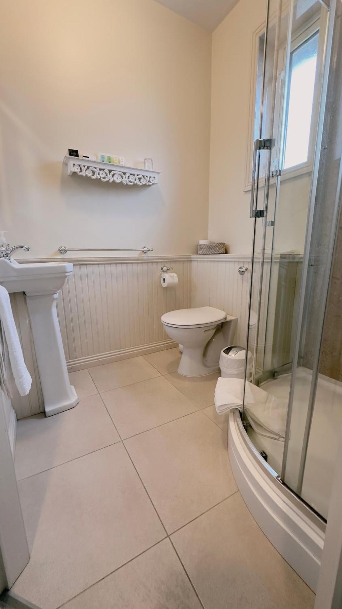 Ardawn House Panzió Galway Kültér fotó Bathroom with shower enclosure