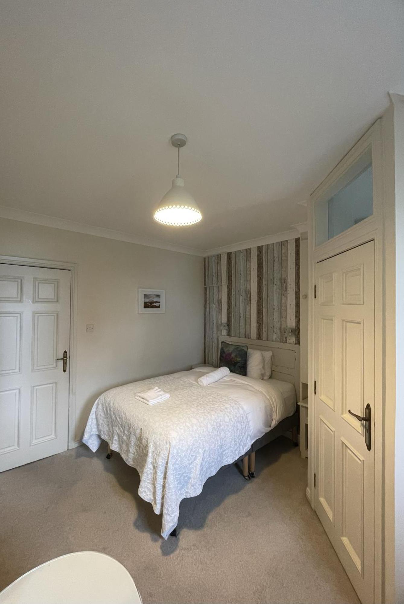Ardawn House Panzió Galway Kültér fotó A bedroom at the station