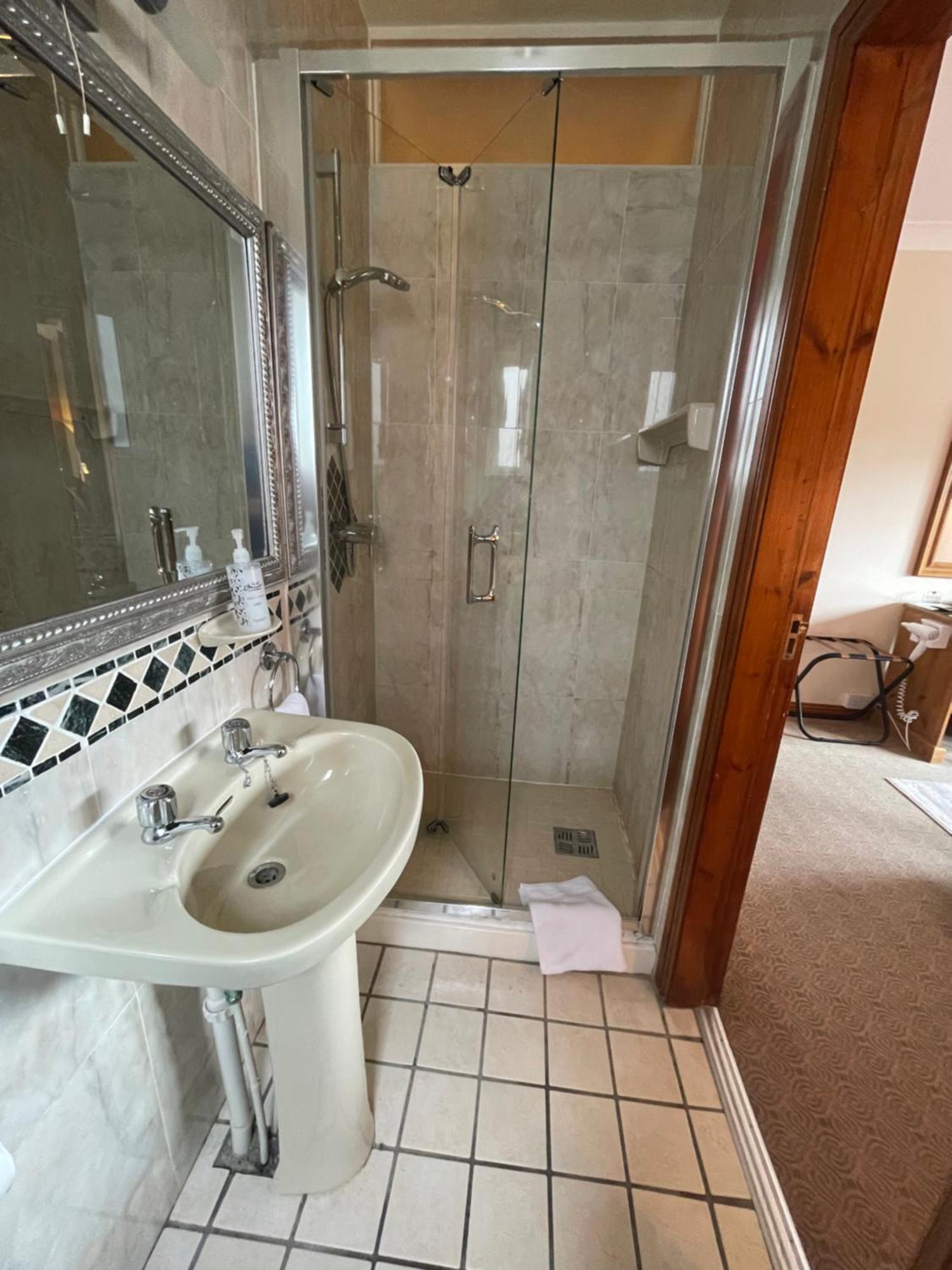 Ardawn House Panzió Galway Kültér fotó A shower enclosure