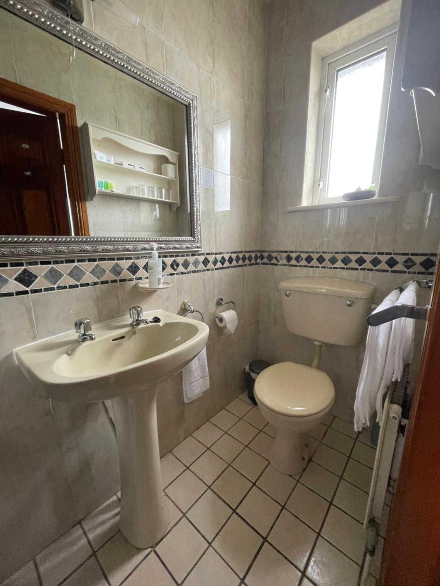 Ardawn House Panzió Galway Kültér fotó Bathroom in a hotel